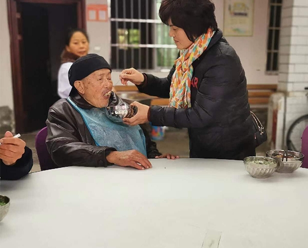 蓬安給老人喂飯