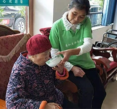 蓬安志愿者看望老人